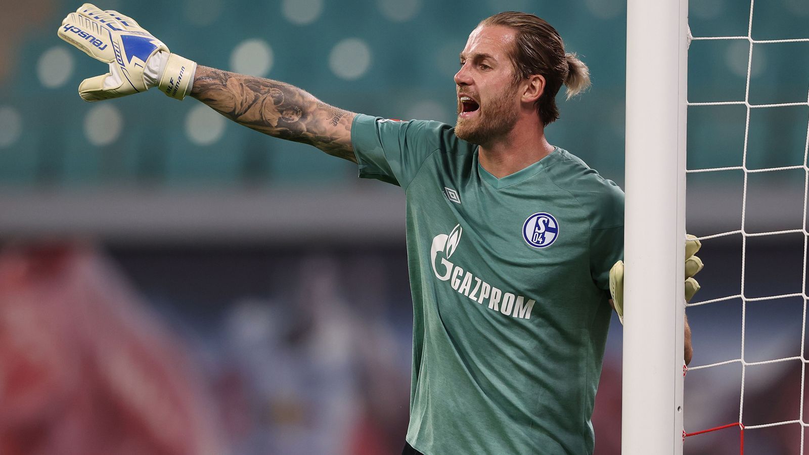 
                <strong>Tor: Ralf Fährmann (FC Schalke 04)</strong><br>
                Für das Schalker Urgestein Ralf Fährmann ging die Saison nach der Leihrückkehr von Norwich City schon richtig bitter los. Zwar setzte sich der Routinier im Kampf um die Nummer 1 gegen Markus Schubert durch, kassierte dann aber am ersten Spieltag gleich acht Gegentore bei den Bayern. Wenige Wochen später wurde der 1,96 Meter lange Keeper dann von Neuzugang Frederik Rönnow abgelöst. Zuletzt durfte Fährmann unter den Trainern Huub Stevens und Christian Gross aber wieder ran - gebracht hat es Schalke wenig. Fährmanns Saisonbilanz: zehn Einsätze, 27 Gegentore. Dagegen sieht die Statistik von Rönnow etwas besser aus: In sieben Spielen hat der Däne "nur" 13 Treffer kassiert.
              