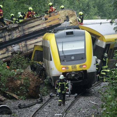 Der Personenzug ist im Kreis Biberach zwischen den Ortsteilen Zwiefaltendorf und Zell entgleist. Foto: Thomas Warnack/dpa +++ dpa-Bildfunk +++
