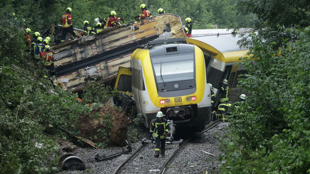Der Personenzug ist im Kreis Biberach zwischen den Ortsteilen Zwiefaltendorf und Zell entgleist. Foto: Thomas Warnack/dpa +++ dpa-Bildfunk +++