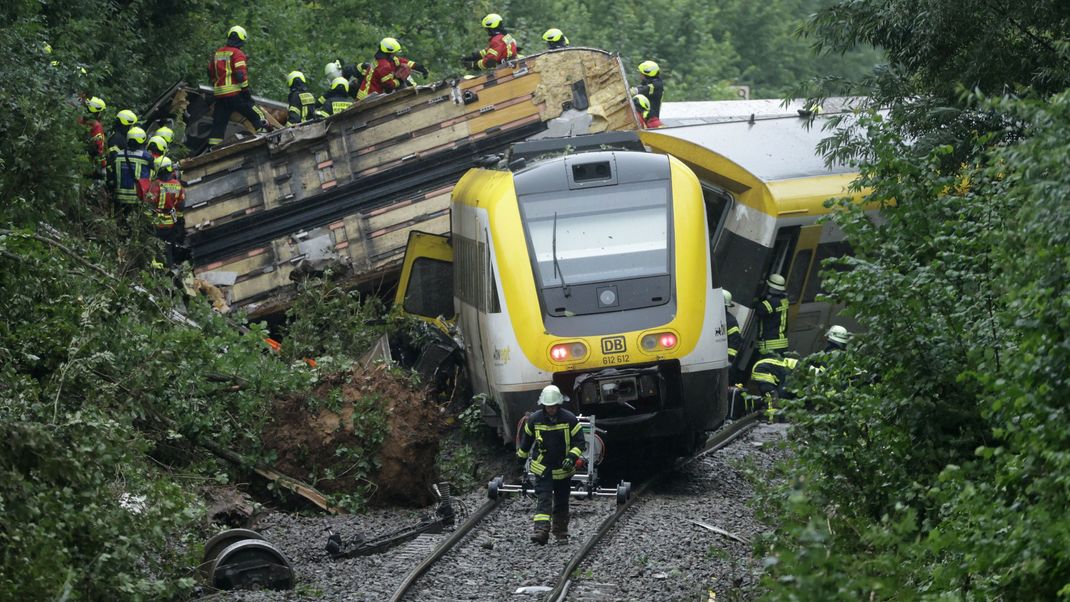 Der Personenzug ist im Kreis Biberach zwischen den Ortsteilen Zwiefaltendorf und Zell entgleist. Foto: Thomas Warnack/dpa +++ dpa-Bildfunk +++