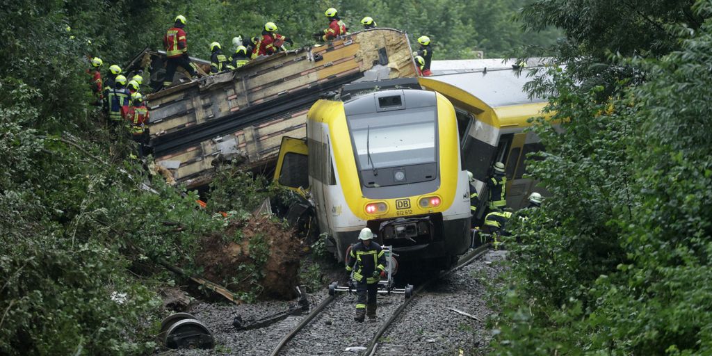 Zugunglück im Südwesten: Lokführer und Bahnmitarbeiter unter den Toten