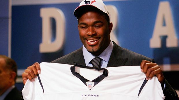 
                <strong>Defensive Lineman: Mario Williams</strong><br>
                Defensive Lineman: 14 Mal. Ob Defensive Tackle oder Defensive End, die schweren Jungs in der Verteidigung stehen hoch im Kurs. In den vergangenen 10 Jahren sichern sich die Houston Texans zweimal mit dem ersten Pick einen Defensive End: Jadeveon Clowney (2014) und Mario Williams (2006, Foto).
              