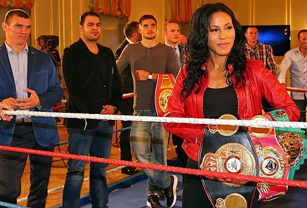 
                <strong>SAT.1 neuer TV-Partner von Sauerland Event</strong><br>
                Cecilia Braekhus ist die Frau im Ring: Die 33-Jährige ist in ihren 25 Profikämpfen bislang ungeschlagen und konnte sieben K.o.-Siege verbuchen. Sie ist ehemalige WBC-, WBA- und WBO-Weltmeisterin im Weltergewicht.
              