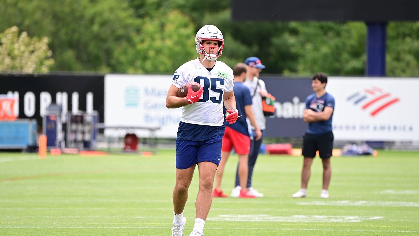 
                <strong>12. Platz: New England Patriots</strong><br>
                &#x2022; Starter: Hunter Henry<br>&#x2022; Backups: Mike Gesicki, Anthony Firkser<br>Die New England Patriots setzen auf viel Erfahrung. Hunter Henry und Mike Gesicki konnten letzte Saison beide nicht wirklich ihr Leistungsoptimum abrufen, verfügen aber über das Potenzial, wieder zurück zu alter Form zu finden. Anthony Firkser hat sich einen guten Ruf als Blocker erarbeitet, kann situativ aber auch ins Passspiel eingebunden werden.  
              
