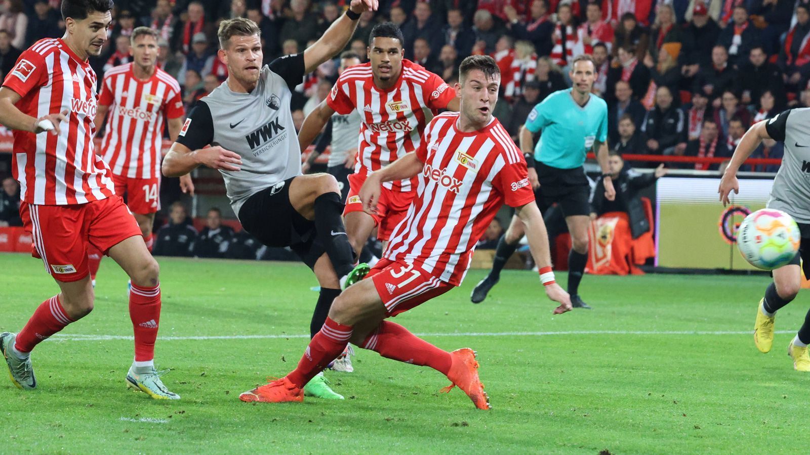 
                <strong>Robin Knoche (Union Berlin)</strong><br>
                Auch der Abwehrchef der "Eisernen" machte trotz der zwei Gegentore eine ordentliche Partie gegen Augsburg. Auch wenn Union aus den letzten beiden Spielen nur einen Punkt holen konnte, war die Hinrunde der Berliner stark - und Knoche hat seinen Anteil daran. Trotzdem droht ihm das gleiche Schicksal wie Khedira. WM-Zug: Auch Knoche wird wohl auf ein Nachrücker-Ticket hoffen müssen
              