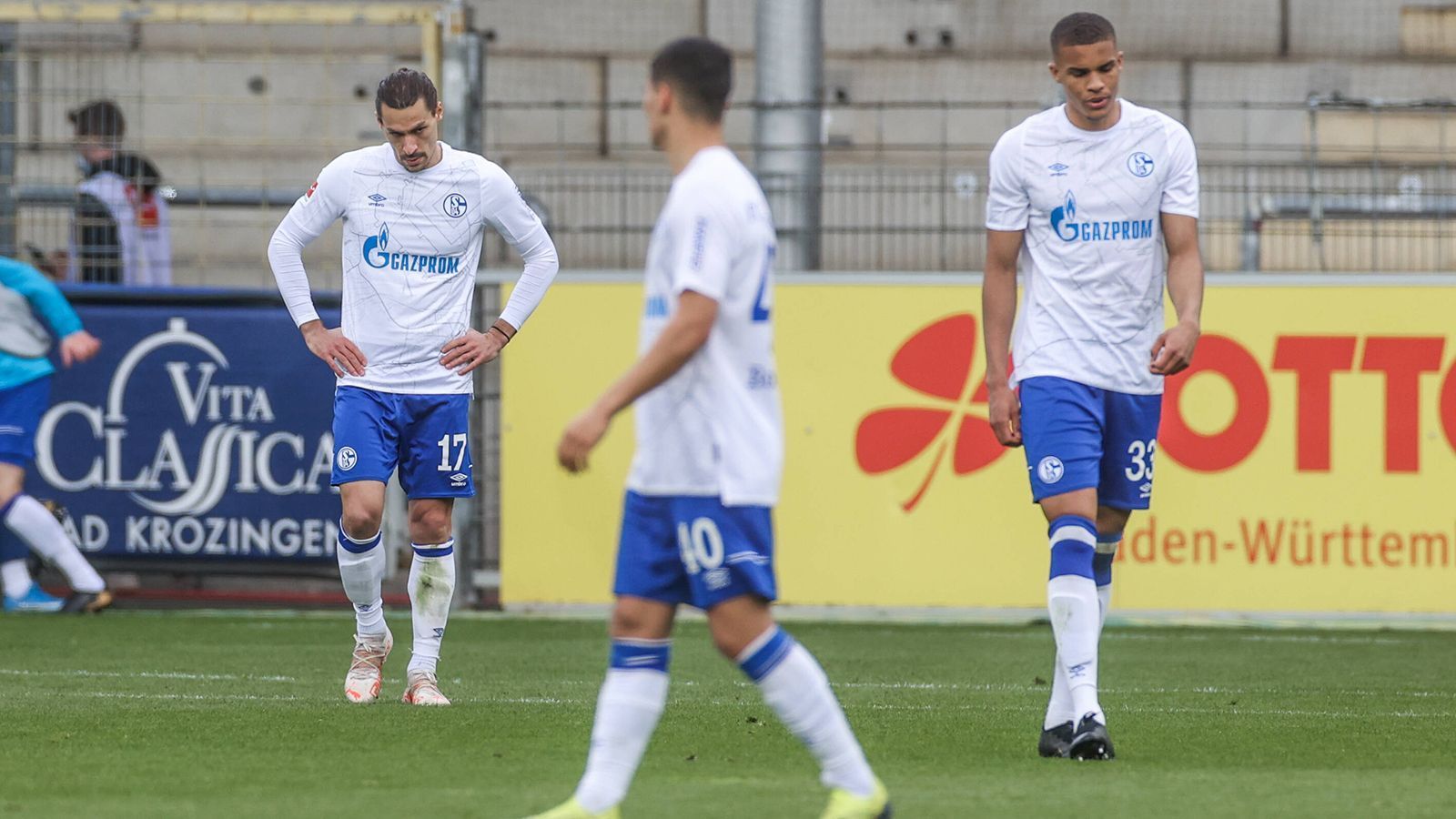 
                <strong>Abstieg! So lief Schalkes Horror-Saison</strong><br>
                Nach der Niederlage bei Arminia Bielefeld ist es besiegelt: Der FC Schalke 04 ist der erste Absteiger dieser Saison. Die Königsblauen müssen zum dritten Mal in ihrer Klubgeschichte in Liga zwei absteigen. ran zeigt die Chronologie der Abstiegssaison. 
              