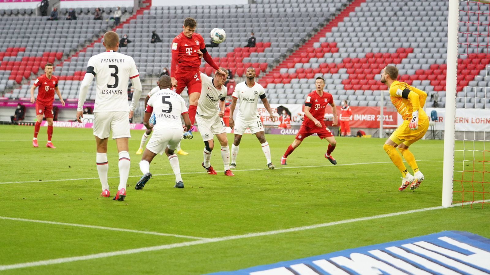 
                <strong>Benjamin Pavard</strong><br>
                Offensiv strahlt der Franzose vor allem nach Standardsituationen Gefahr aus. Pavard hat in der 14. Minute sogar freistehend vor Trapp die Führung auf dem Kopf, platziert die Kugel jedoch zu zentral. Defensiv ist der Außenverteidiger nur selten gefordert, bei den wenigen brenzlichen Situationen ist er jedoch hellwach. Beim 2:3 von Hinteregger kommt Pavard zwar etwas zu spät, allerdings geht das Tor eher auf Lewandowskis Kappe, der die Ecke unterläuft. ran-Note: 2
              