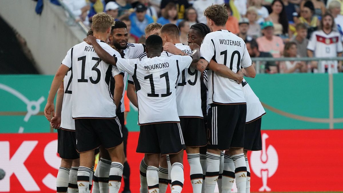 Maximilian Beier (Deutschland U21, U 21 Torjubel beim 1:0 mit Robert Wagner (Deutschland U21) und Nick Woltemade (Deutschland U21), Youssoufa Moukoko (Deutschland U21), Linus Gechter (Deutschland U...