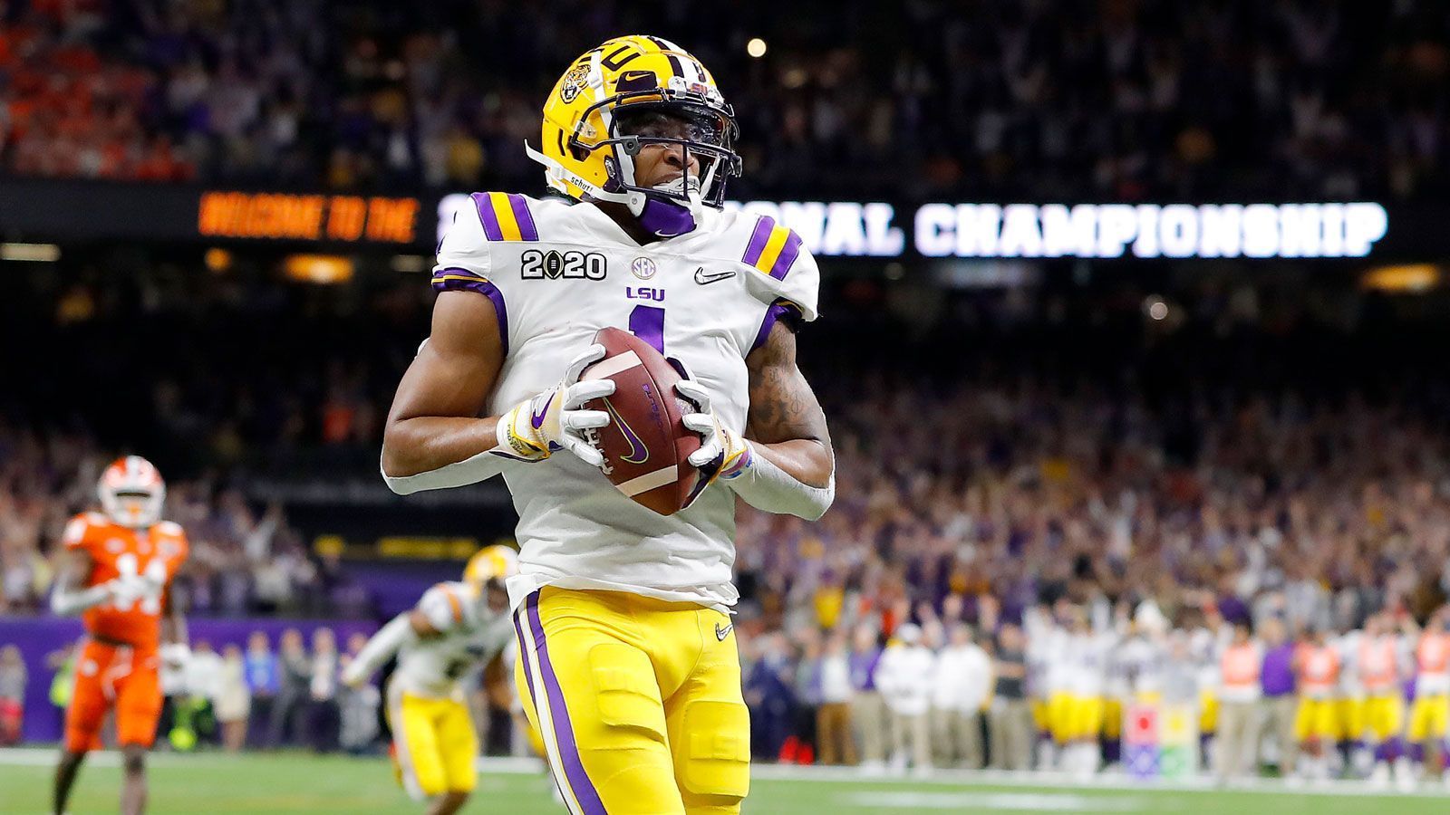 
                <strong>5. Pick: Cincinnati Bengals - Ja’Marr Chase (Wide Receiver)</strong><br>
                Der Wide Receiver, der 2020 im Opt-Out war, wird mit seinem Quarterback Joe Burrow wiedervereint. Chase ist ein klarer X-Receiver, der Outside dank seiner überragenden Physis ein Albtraum für jeden Cornerback ist. "50:50-Bälle" gibt es bei ihm nicht, Chase ist der beste Contested-Catch-Receiver des Drafts.
              