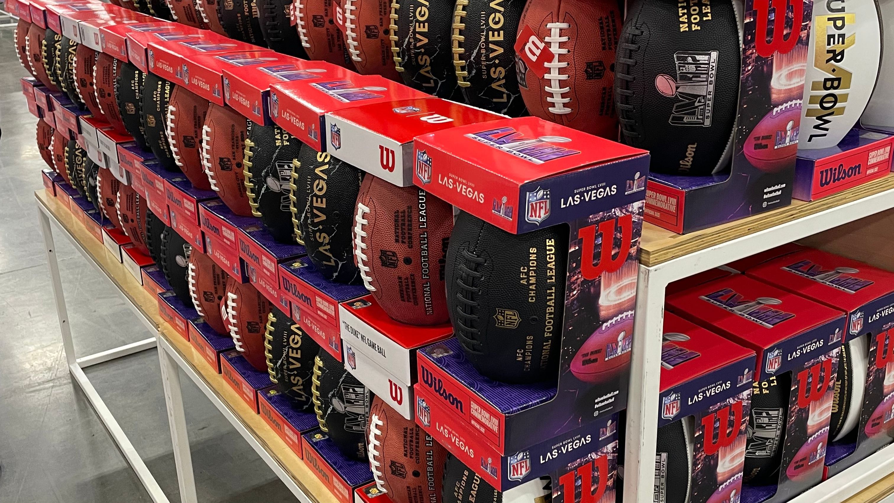 <strong>Autogrammball oder bedruckter Football</strong><br>Etwas günstiger gibt es einen Autogrammball oder einen bedruckten Football zum Super Bowl zu erwerben, die Kosten liegen hier bei 65 bzw. 75 Dollar (60 bzw. 70 Euro). An Footbällen mangelt es im Super-Bowl-Shop wahrlich nicht.