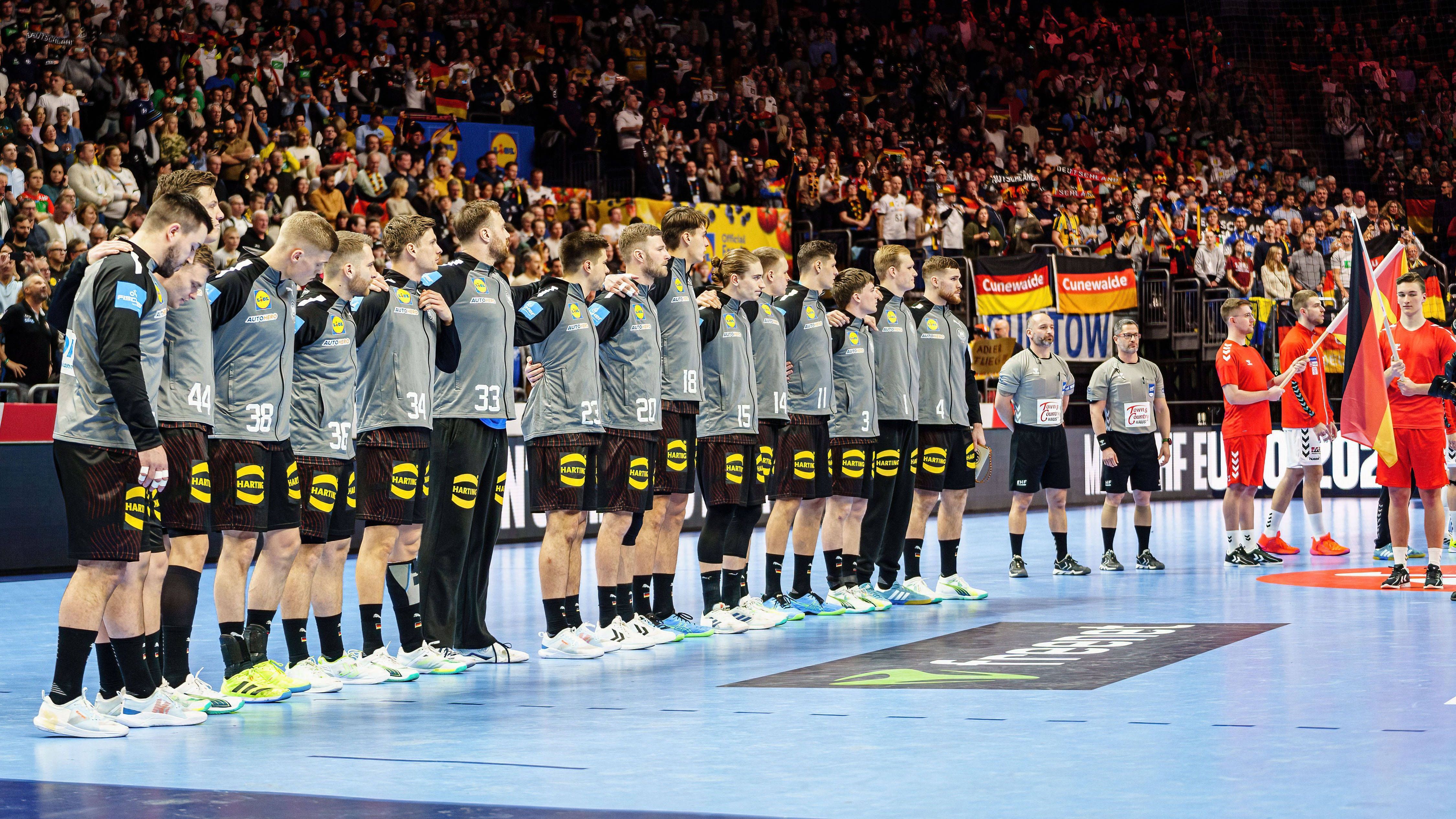 <strong>Noten der DHB-Stars: Wolff, Knorr, Köster und Golla überragend<br></strong>Zwei Siege, ein kleiner Dämpfer: Deutschland hat die Vorrunde der Heim-EM mit Bravour gemeistert. Das lag besonders an vier DHB-Stars und einem Edeljoker. Eine Problemposition gab es dennoch, weil ein Leistungsträger noch nicht richtig im Turnier angekommen ist. Die Vorrundenzeugnisse.
