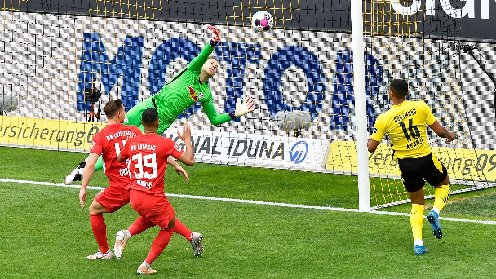 
                <strong>RB Leipzig: Peter Gulacsi</strong><br>
                Unglücklicher Arbeitstag für den Ungarn! Beim frühen 0:1 durch Reus absolut chancenlos, greift mit einer souveränen Fußabwehr gegen Hazard nach einer halben Stunde erstmals in Geschehen ein. Muss in Halbzeit zwei die einzigen beiden Schüsse auf seinen Kasten wieder ohne Chance passieren lassen. ran-Note: 4
              