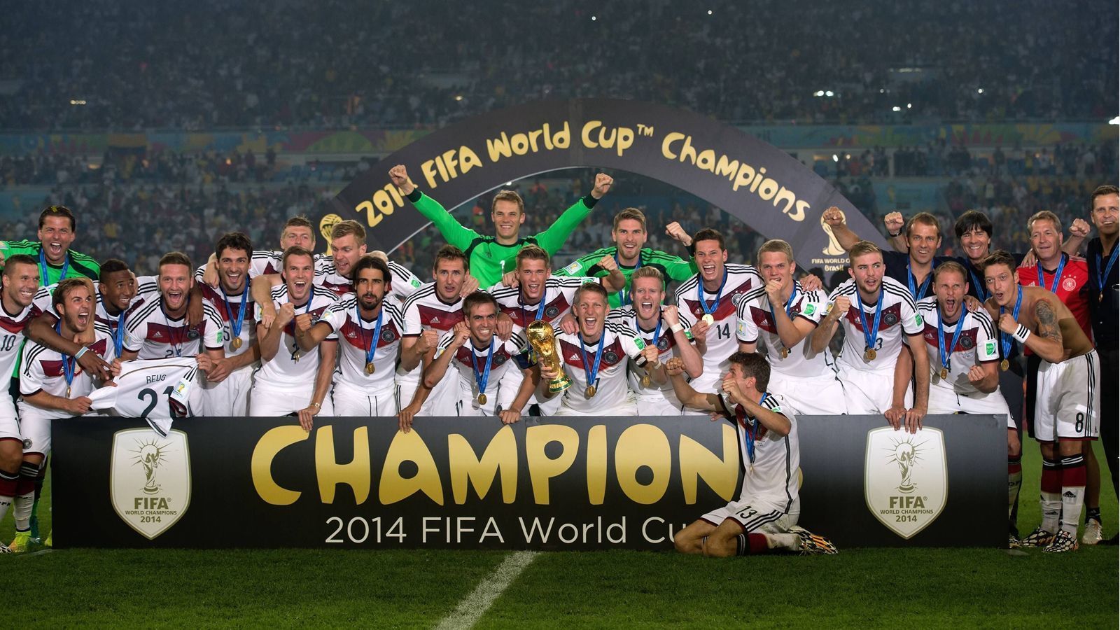 
                <strong>Weltmeister 2014: Deutschland</strong><br>
                Das offizielle Siegerfoto unserer Weltmeister-Helden. 2018 hat es halt nicht sollen sein ... 
              