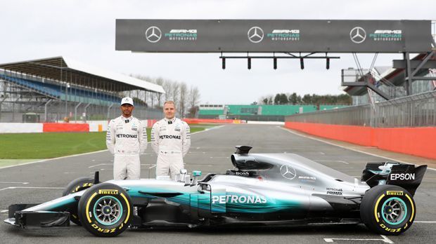 
                <strong>Mercedes F1 W08</strong><br>
                Valtteri Bottas ist 2017 der Ersatz für den zurückgetretenen Weltmeister Nico Rosberg und damit Teamkollege Hamiltons. "Im Moment ist Begeisterung das vorherrschende Gefühl im Team. Es war eine sehr motivierende Herausforderung, dieses brandneue Fahrzeugkonzept zu entwickeln und ich habe unseren Erfolgswillen noch nie größer erlebt als momentan", sagte Mercedes-Motorsportchef Toto Wolff. 
              