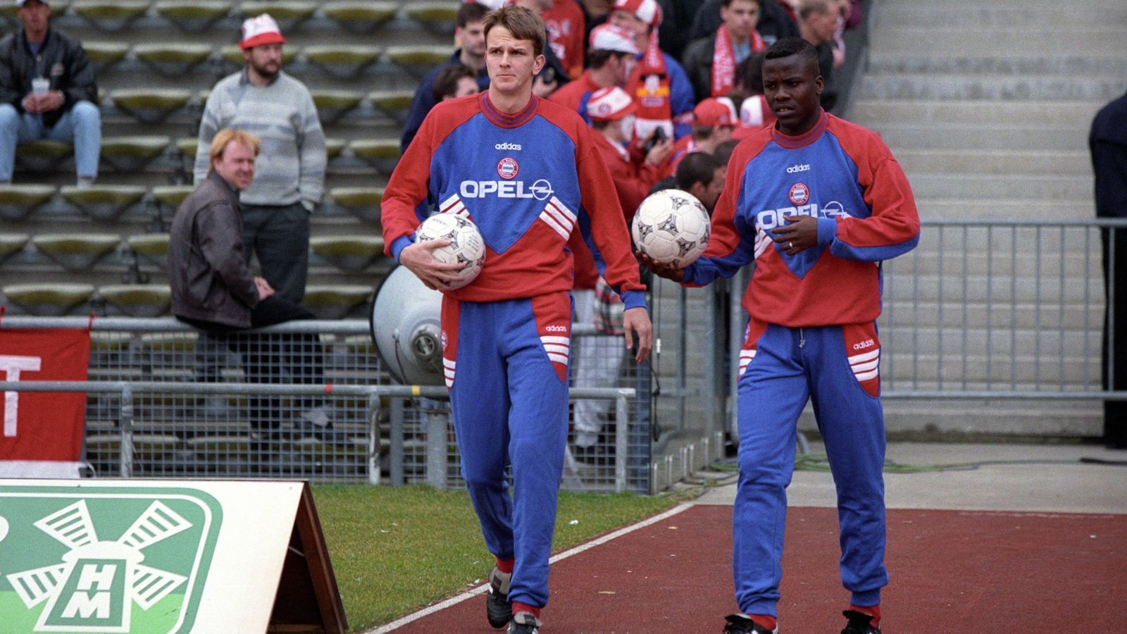 
                <strong>FC Bayern München (1995)</strong><br>
                Auch der 5:2-Sieg von Bayern München bei Eintracht Frankfurt ist ein Muster ohne Wert. Dietmar Hamann (li.) ist bereits der vierte Vertragsamateur auf dem Platz. Coach Giovanni Trapattoni hat sich verzählt.
              