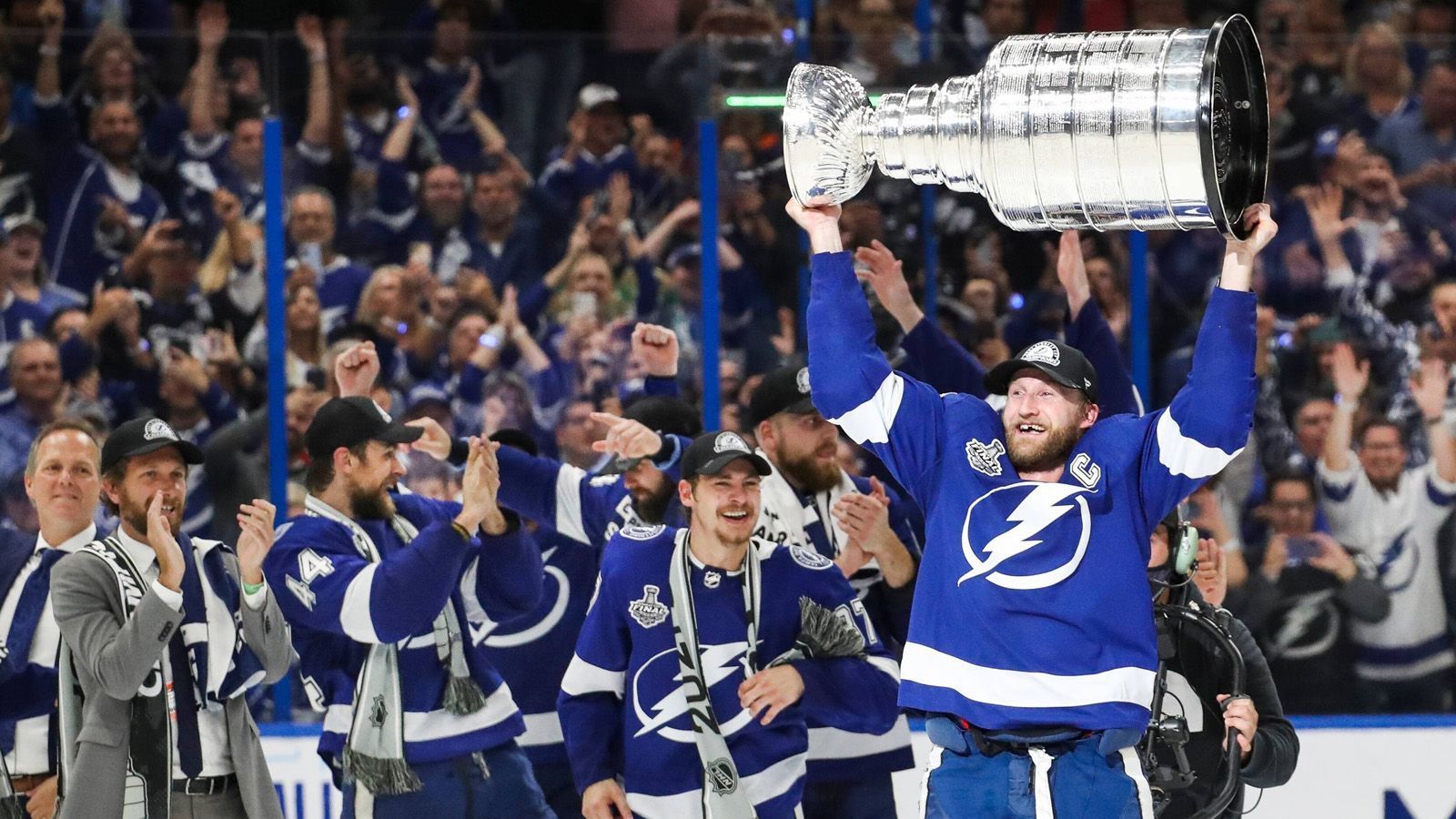 
                <strong>Tampa Bay Lightning: Das sind die Superstars des Champions</strong><br>
                Die Tampa Bay Lightning sind momentan der FC Bayern München der NHL. In den vergangenen beiden Spielzeiten gewann die Franchise aus Florida den Stanley Cup. Insgesamt feierte Tampa Bay drei Mal die Meisterschaft. Nun stehen die Lightning erneut im Finale und treffen auf die Colorado Avalanche (ProSieben MAXX und ran.de übertragen alle Partien ab Spiel 4, das erste Live-Spiel bei #ranNHL steigt in der Nacht auf Donnerstag, 23. Juni, um 1:45 Uhr). ran stellt die Topstars von Tampa Bay vor, die allesamt nie für ein anderes NHL-Team gespielt haben und somit echte Identifikationsfiguren sind.  
              