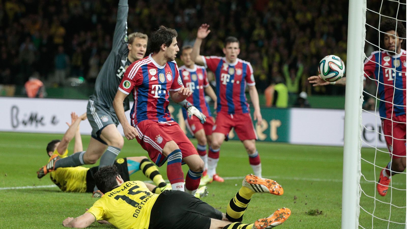 <strong>Pokalfinale 2013/14</strong><br>
                Es ist womöglich die Szene, die die Einführung der Torlinien-Technik forciert: Mats Hummels' nicht gegebenes Tor für den BVB. Ausgerechnet beim größten Spiel der Saison kommt es zur Fehlentscheidung und das Spiel bekommt 30 Extra-Minuten. Der FC Bayern gewinnt nach der Verlängerung mit 2:0. Im Hintergrund schön zu sehen: Der berühmte Reklamierarm von Manuel Neuer.