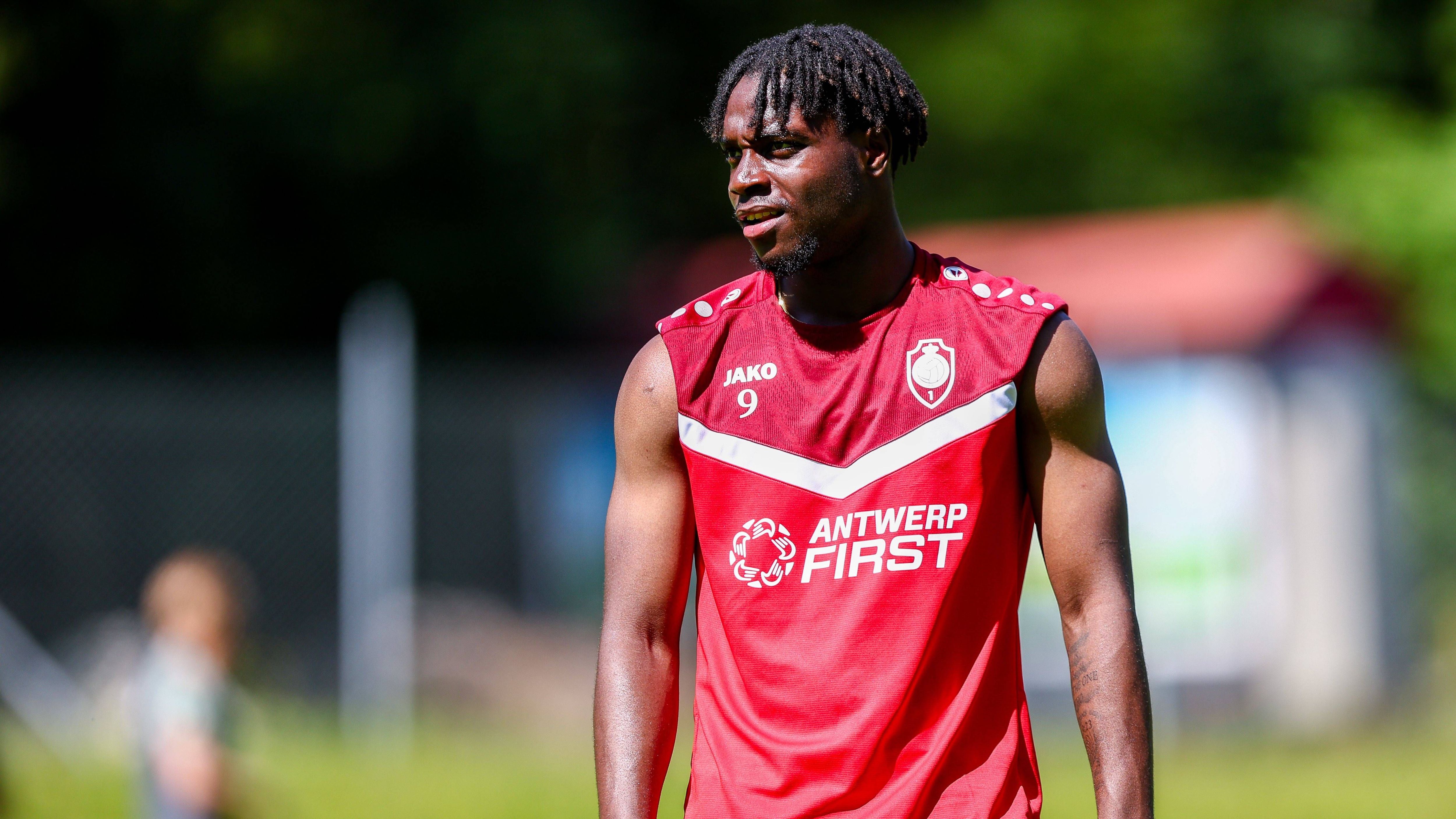 <strong>4. Platz: George Ilenikhena (Royal Antwerpen)</strong><br>• Alter: 17 Jahre, drei Monate und 27 Tage<br>• Datum: 13. Dezember 2023 gegen FC Barcelona (3:2)<br>• Aktueller Klub: AS Monaco