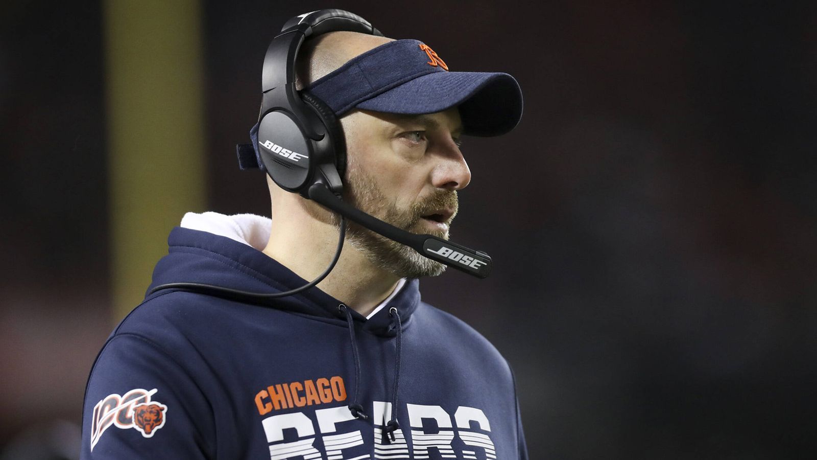 
                <strong>Matt Nagy (Chicago Bears)</strong><br>
                Auch Matt Nagy ist ein Head Coach, der seine Kernkompetenz in der Offense sieht. Doch die Mannschaft der Chicago Bears lebt von ihrer starken Defense - die Offense wirkt unter Nick Foles und Mitch Trubisky heillos überfordert. Nagy schafft es nicht, seiner Einheit eine eigene Handschrift zu verpassen, und kann die Schwächen seiner Quarterbacks nicht verstecken. Auch das Laufspiel um David Montgomery sieht kein Land: Mit durchschnittlich 78,2 Yards pro Spiel stellen die Bears das schlechteste der gesamten NFL. Mittlerweile hat Nagy sogar das Play-Calling an seinen Offensive Coordinator Bill Lazor abgegeben. Nach einer guten 2018er Saison, die ebenfalls der Defense zu verdanken war, gehen Nagy nach sechs Niederlagen in Folge die Argumente aus. Zumal "CBS Sports" mit Pat Fitzgerald vom College Northwestern bereits einen möglichen Nachfolger ins Spiel bringt.
              