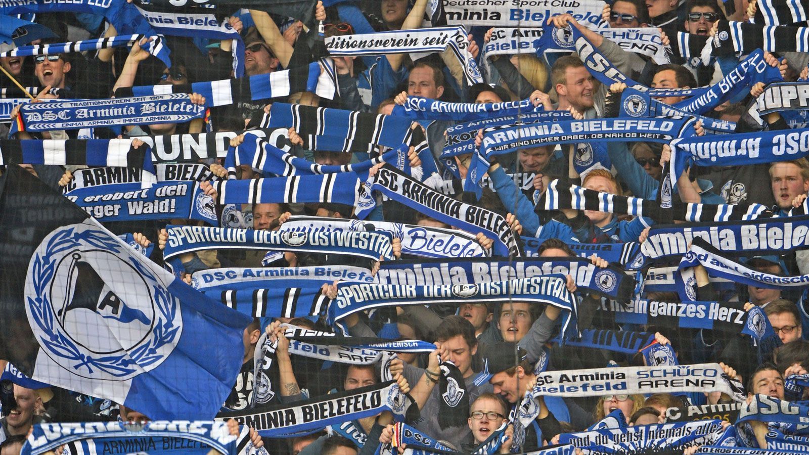 
                <strong>Arminia Bielefeld</strong><br>
                Stadion: SchücoArena (26.515 Plätze) - Zugelassene Fans beim 4. Spieltag: 0* - Gegner: FC Bayern München - *Ursprünglich hatte der Verein für das Heimspiel gegen den FC Bayern München mit 5460 Zuschauern geplant. Weil der Inzidenzwert in der Stadt aber zu sehr anstieg, wurden keine Zuschauer erlaubt.
              