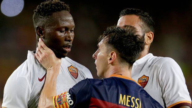 
                <strong>Lionel Messi vs Mapou Yanga-Mbiwa</strong><br>
                Selbst mit dem besten Spieler der Welt gehen mal die Pferde durch. Lionel Messi legte sich bei der Saisoneröffnung 2015 bei der traditionellen Trofeu Joan Gamper gegen den AS Rom mit Mapou Yanga-Mbiwa an. Der Gefoulte hatte zuvor einen Kopfstoß gegen Messi angedeutet, daher kamen beide mit Gelb davon.
              