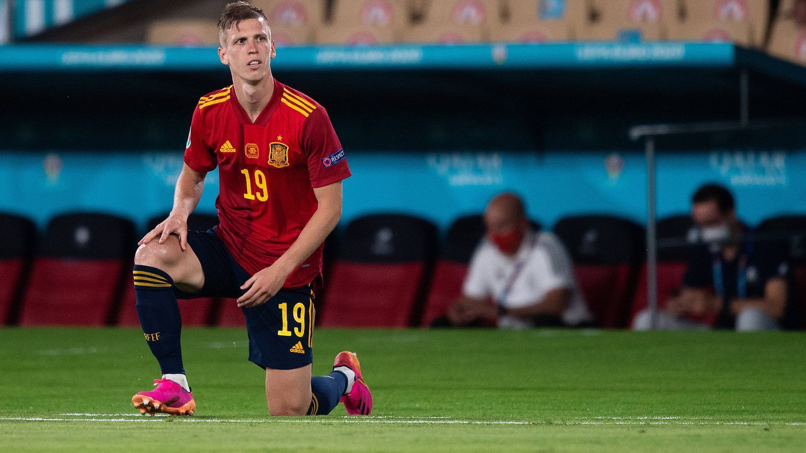 
                <strong>Dani Olmo</strong><br>
                Der Spieler von RB Leipzig ist der beste Akteur auf Seiten der Spanier und ist durchweg engagiert. Scheitert in der 16. Minute knapp per Kopf, sein Distanzschuss vor dem Halbzeitpfiff kann Olson abwehren. Ist auch in der zweiten Hälfte bemüht und verpasst wenige Augenblicke vor seiner Auswechslung die Führung der Spanier. Wird in der 73. Minute von Gerard Moreno ersetzt. ran-Note: 2
              