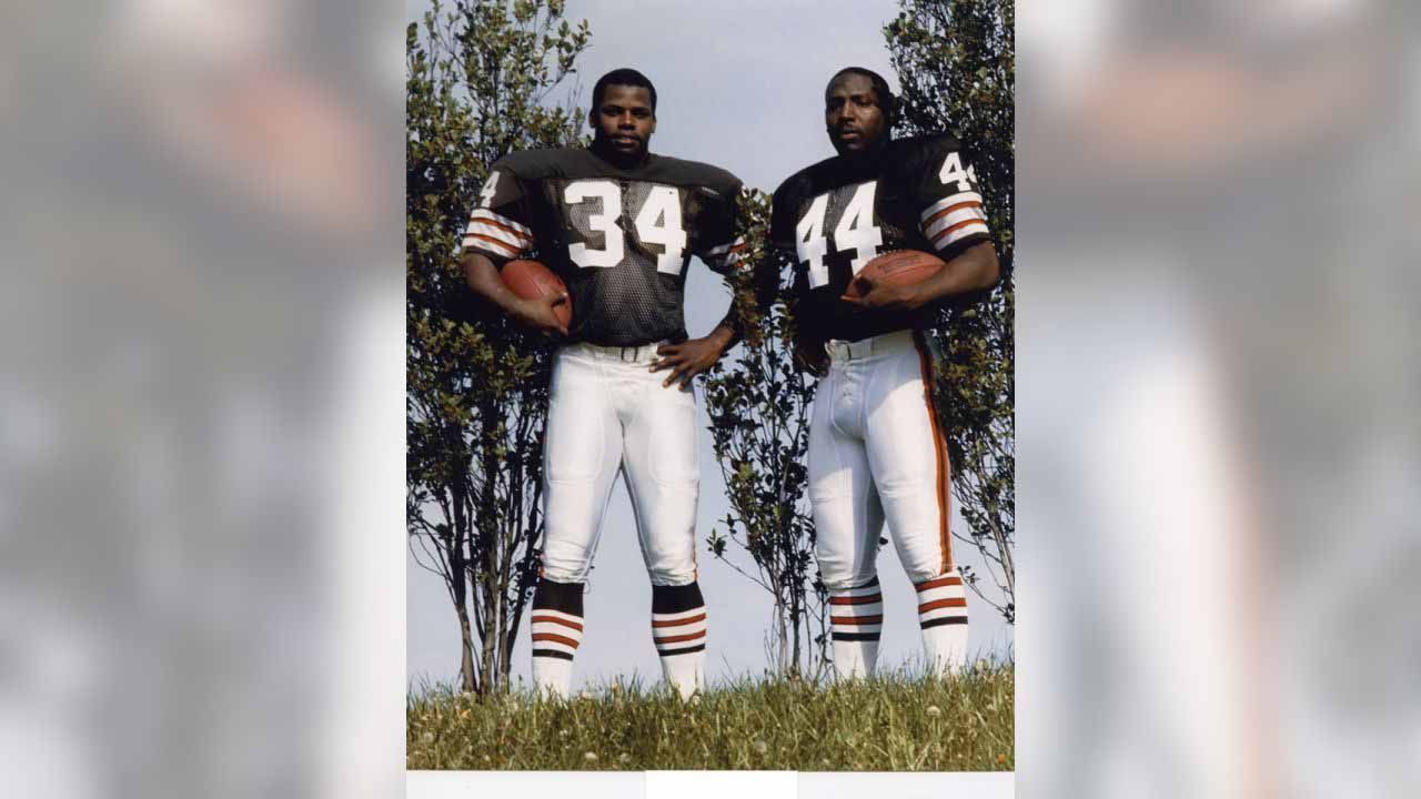 
                <strong>1985: Zurück zu alten Zeiten</strong><br>
                1985 kehren die Cleveland Browns bei den Trikots zurück zu alten Zeiten. Das "klassische" braune Jersey wird von weiß-orangefarbenen Streifen am Ärmel geprägt. 
              