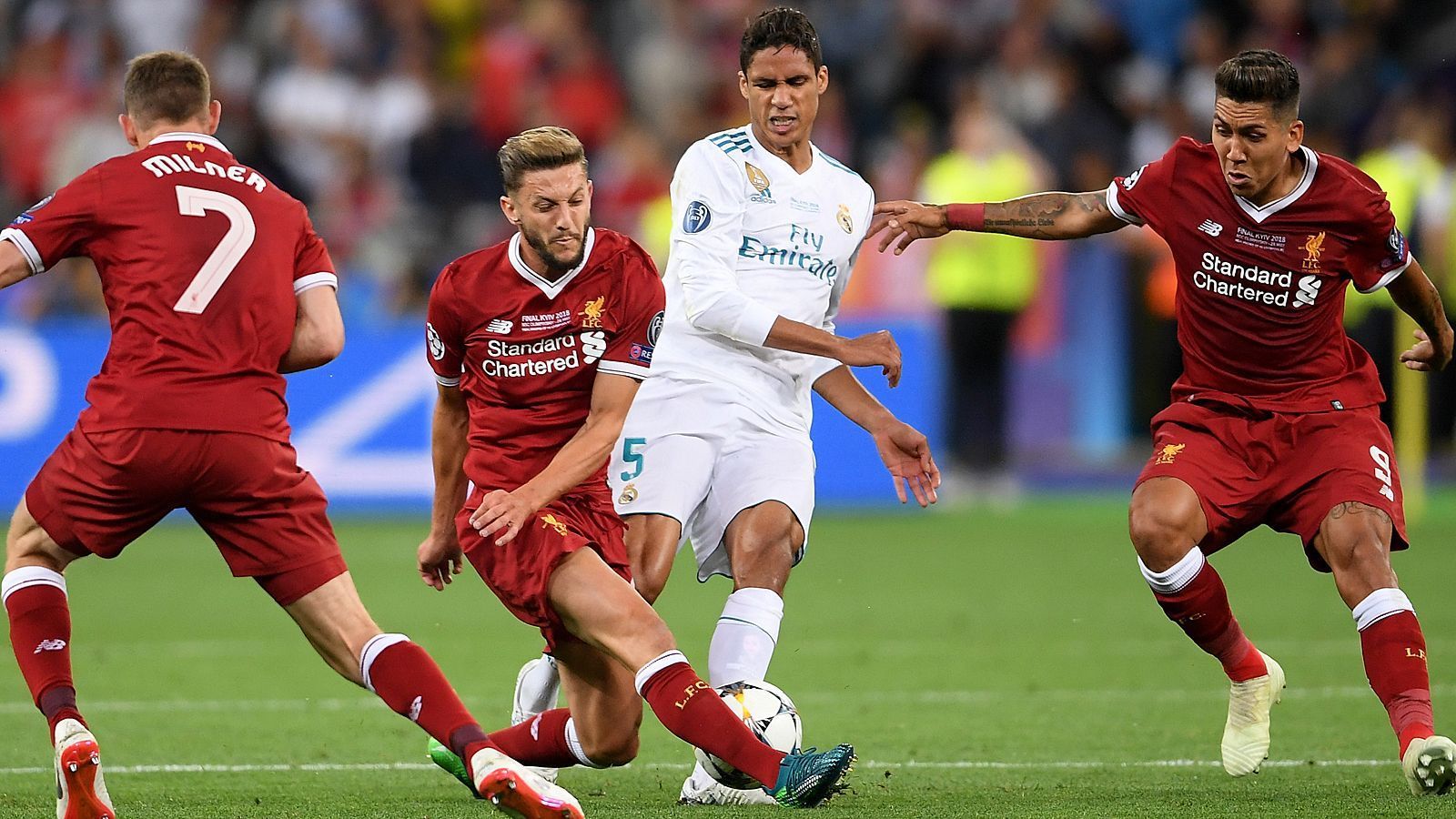 
                <strong>Varane vor seinem zweiten großen Finale 2018</strong><br>
                Für Raphael Varane steht bereits das zweite große Finale des Jahres an. Der Innenverteidiger stand Ende Mai mit Real Madrid im Endspiel der Champions League und gewann mit 3:1 gegen den FC Liverpool. Die Kombi aus Königsklassen- und WM-Endspiel binnen weniger Wochen erlebten vor ihm schon vier andere Franzosen: Zinedine Zidane und Didier Deschamps (beide Juventus Turin) sowie Christian Karembeu (Real Madrid) 1998, Thierry Henry (FC Arsenal) 2006. Nur Karembeu gewann beide Finals, Henry blieb zwei Mal nur die Silbermedaille.
              