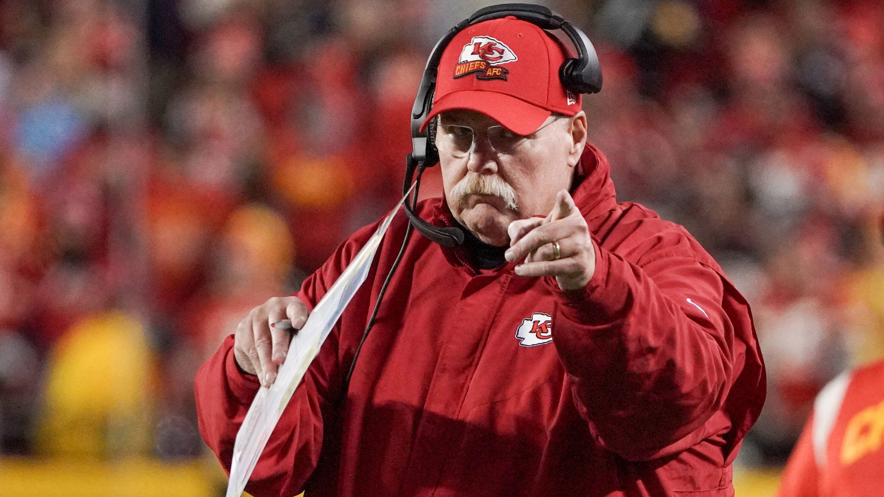 <strong>2. Andy Reid: Frohnatur und Mastermind trotzt Tragödien</strong><br>
                Chiefs-Head-Coach Andy Reid ist nicht nur ein verdammt guter Trainer, sondern auch für jeden Spaß zu haben. Die Frohnatur gilt als einer der beliebtesten seiner Zunft. Den Super-Bowl-Einzug 2020 feierte er nicht etwa mit einer Party, sondern einfach mit einem Cheeseburger. Und dazu dieser verdammt coole Schnauzer.