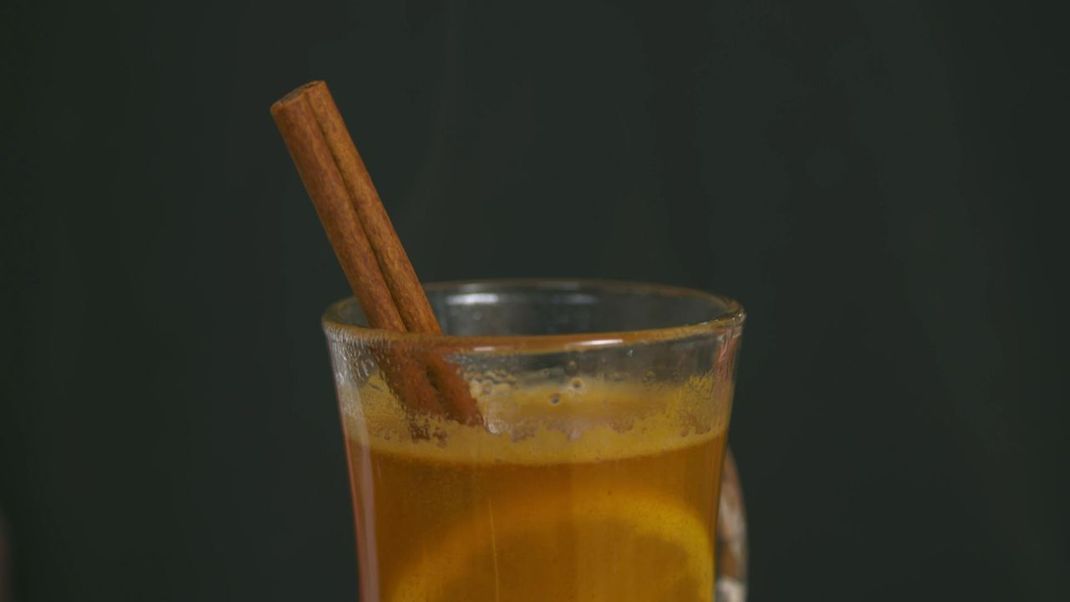 Passt gut dazu: Ted's Hot Apple Cider. Einfach kaltgepressten Apfelsaft erwärmen und mit Zitrone und Zimststange servieren.