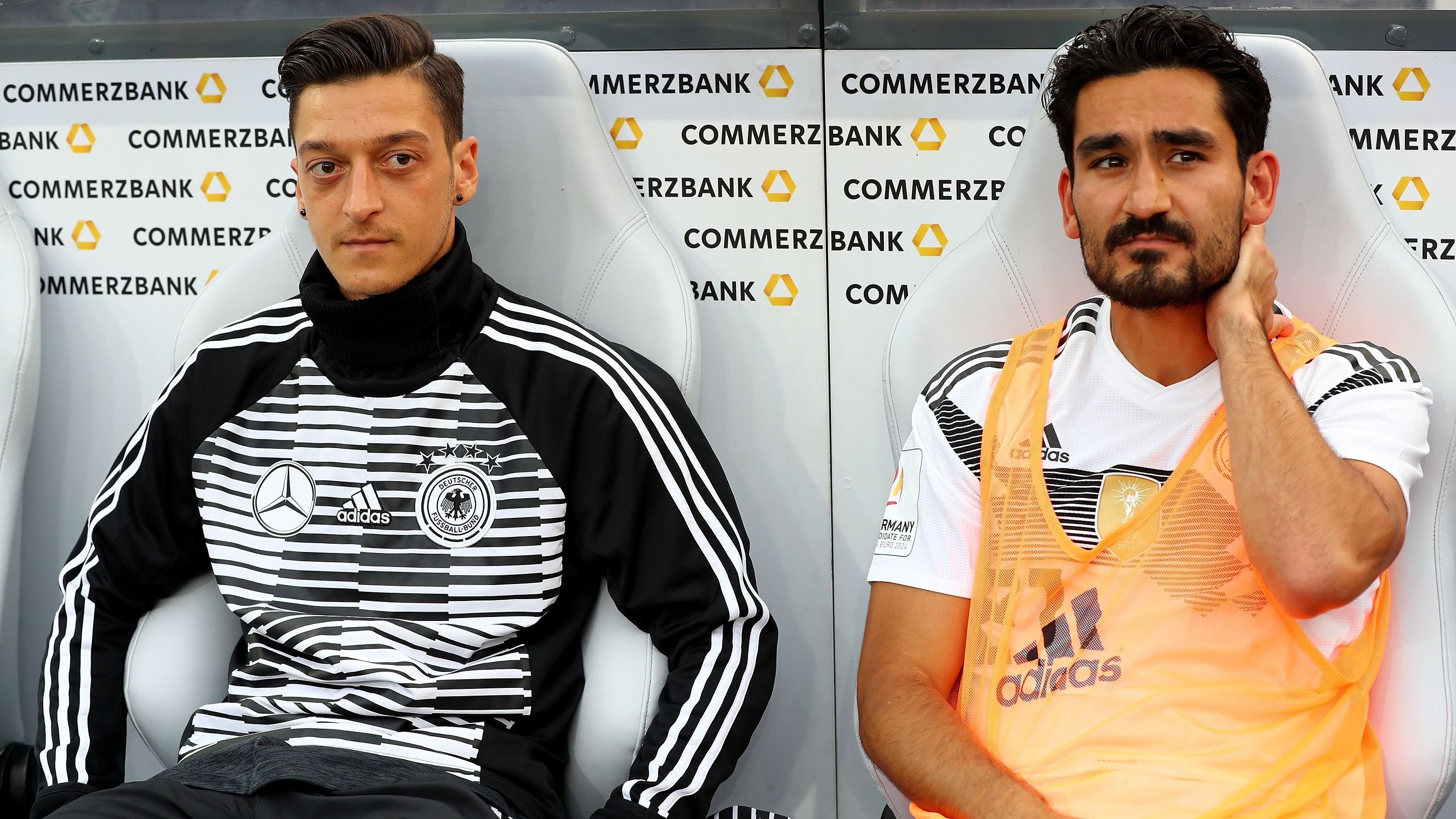 <strong>Foto mit Erdogan: Özil und Gündogan sorgen für Skandal</strong><br>Die Nationalspieler Mesut Özil und Ilkay Gündogan brachen durch ein Foto mit dem türkischen Präsidenten Recep Tayyip Erdogan Mitte Mai 2018 eine Welle der Entrüstung los. Die Bezeichnung "mein Präsident" löste eine Integrations-Debatte im Vorfeld der WM 2018 aus. Letztlich entschuldigten sich beide und fuhren mit zur enttäuschenden WM-Endrunde nach Russland, bei der Titelverteidiger Deutschland schon in der Vorrunde scheiterte.