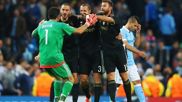 
                <strong>FC Bayern München vs. Juventus Turin</strong><br>
                Die "Alte Dame" hat nach einem Remis zu Hause nur eines von sieben Duellen in UEFA-Wettbewerben verloren. Die vergangenen sechs Partien konnten Juventus in solchen Fällen gewinnen.
              