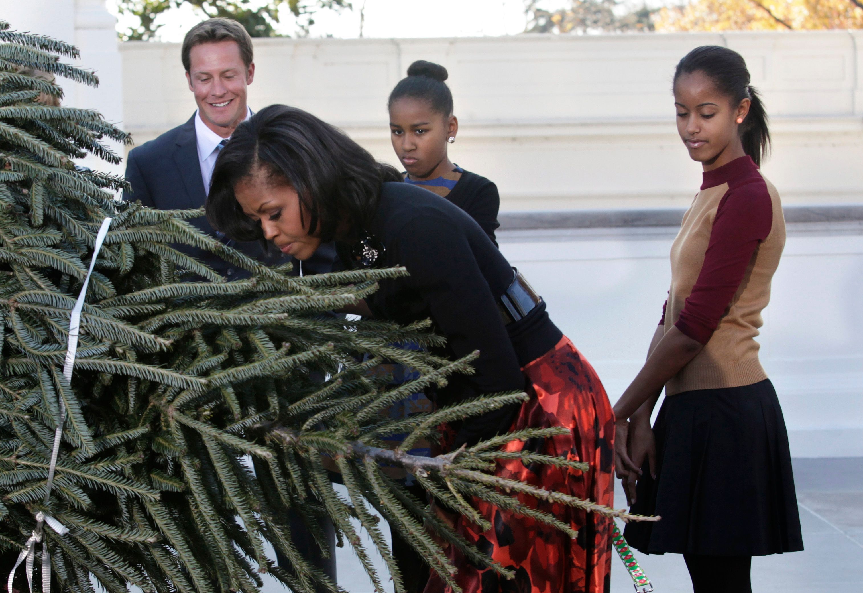 Michelle, Malia und Sasha Obama inspizieren auch 2012 den neuen Baum ganz genau.