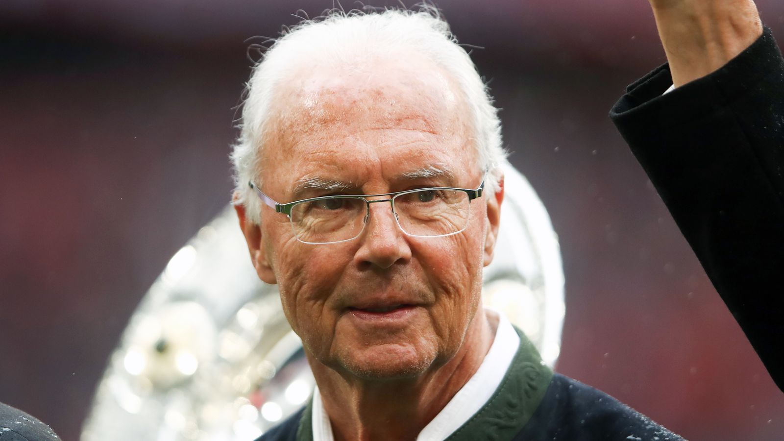 
                <strong>Franz Beckenbauer (Ehrenpräsident des FC Bayern München)</strong><br>
                "Wenn ich jetzt die Champions- und Europa-League-Spiele gesehen habe, was da gekämpft wurde, da meine ich manchmal, beim FC Bayern die Uwe-Seeler-Traditionsmannschaft zu sehen", analysierte Bayern-Ehrenpräsident Franz Beckenbauer das Aus der Münchner in der Königsklasse knallhart.
              