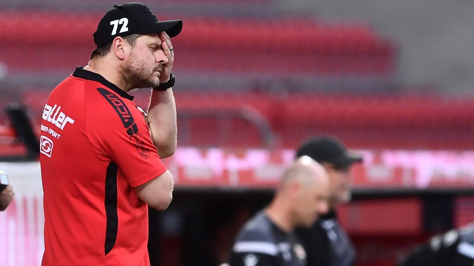 
                <strong>Steffen Baumgart (SC Paderborn) </strong><br>
                Obwohl Steffen Baumgart den SC Paderborn von der 3. Liga bis in die Bundesliga geführt hat, muss er nach dem bereits feststehenden Abstieg nun offenbar um seinen Job zittern. Sport-Geschäftsführer Fabian Wohlgemuth kündigte eine "gründliche Analyse" an. "Dazu gehört das Hinterfragen von Personalien - gerade auf den Schlüsselpositionen." Wohlgemuth schloss dabei "ganz prinzipiell" den Trainer mit ein. Es sei "zunächst einmal" aber der Wunsch, mit Baumgart weiterzuarbeiten. Sein Vertrag läuft noch bis einschließlich der kommenden Saison.
              