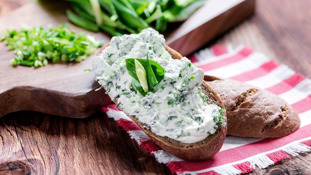 Leckere Bärlauch-Fetacreme für ein ausgewogenes Frühstück