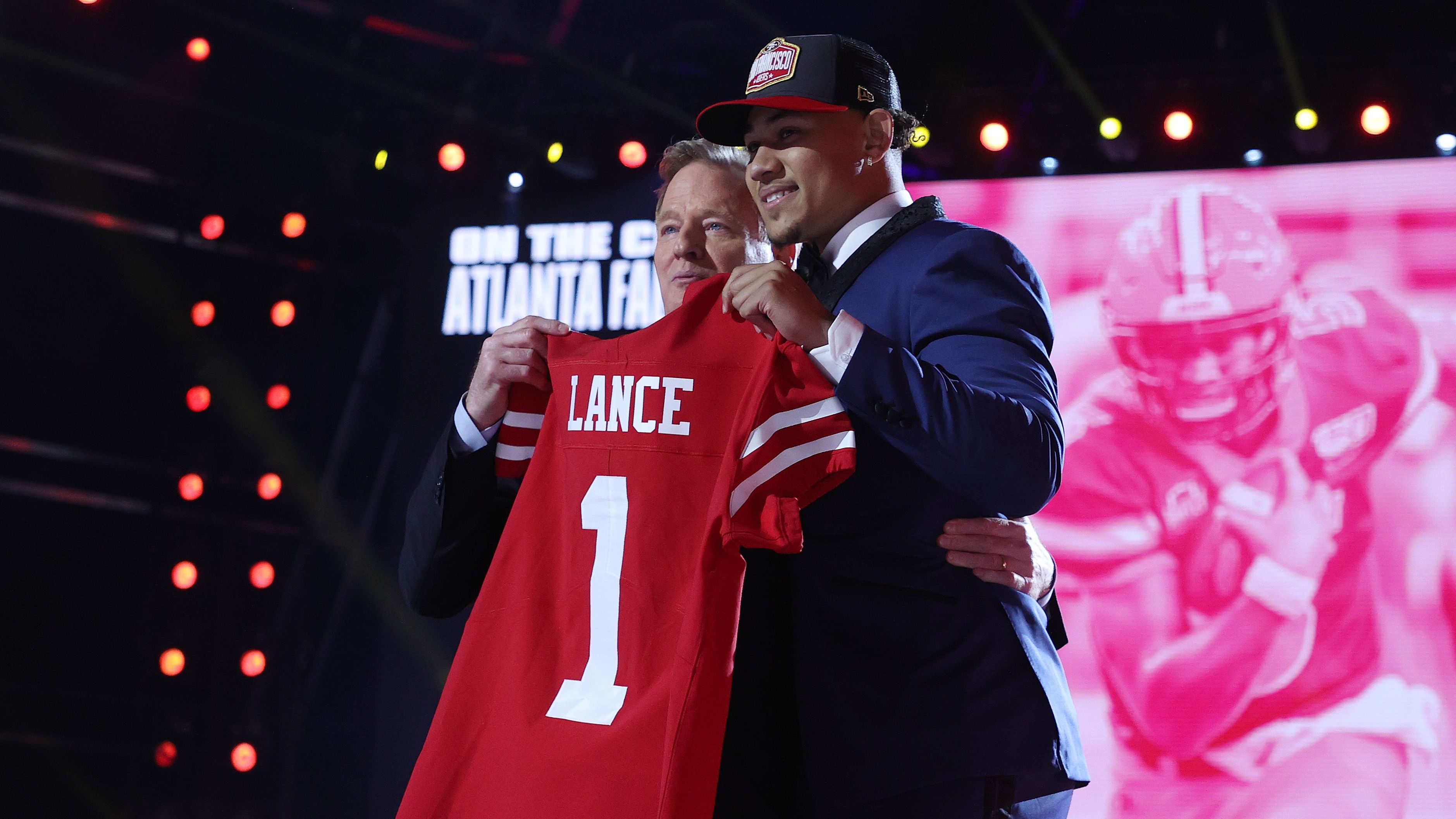 <strong>Trey Lance (3. Pick 2021, San Francisco 49ers)</strong><br>Um für Wunschspieler Lance von Position 12 auf drei zu springen, schickten die 49ers drei Erst- und einen Drittrunden-Pick zu den Miami Dolphins. Zwei Jahre später beendete die Franchise das Kapitel jedoch bereits wieder und schickte den heute 23-Jährigen vor dem Start der Saison 2023 für einen Viertrunden-Pick zu den Dallas Cowboys. Eine heftiger und kostspieliger Fehlschlag für die "Niners".