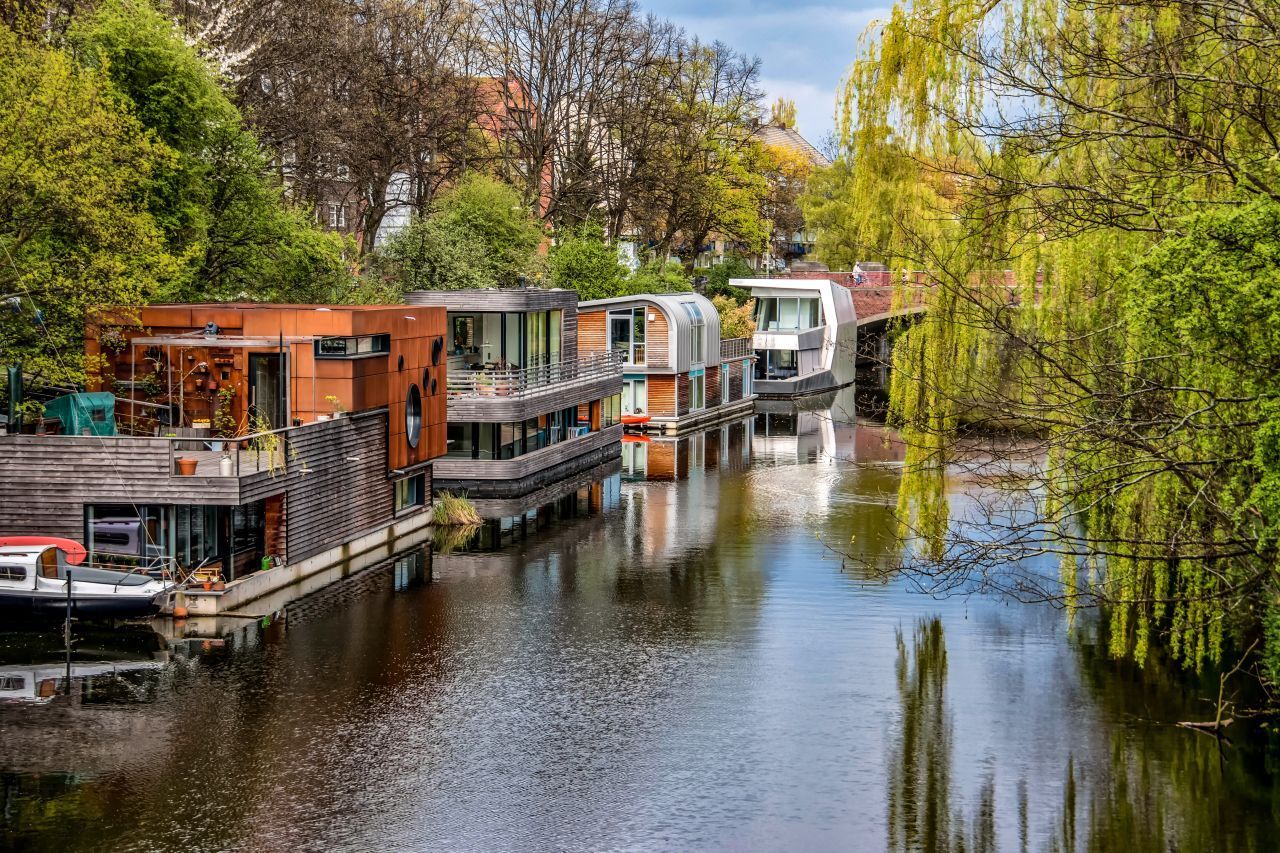 Vorerst viel in den Niederlanden und Skandinavien vertreten, werden Haus-Boote auch bei uns immer beliebter. Wenns dir daheim mal zu langweilig wird, dann auf in die nächste Bucht. Schiff Ahoi!