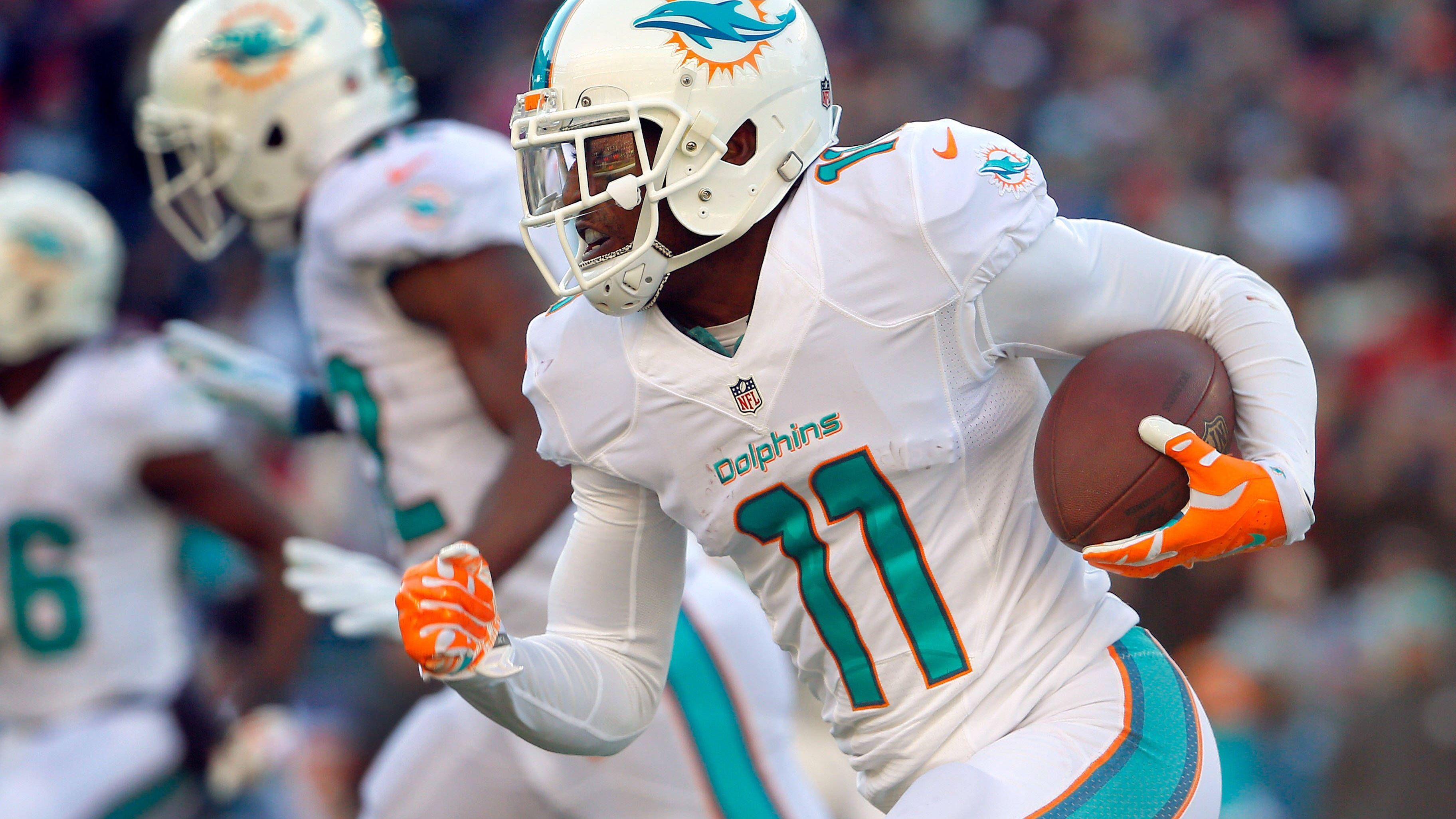 <strong>Mike Wallace</strong><br>Bereits im Jahr 2014 machte Mike Wallace mit einem Streik der besonderen Art auf sich aufmerksam. Zum Ende seiner zweiten Saison bei den Miami Dolphins verließ der Wide Receiver im Spiel gegen die New York Jets unvermittelt den Rasen. Er soll Head Coach Joe Philbin nach einem Touchdown des Teams kurz vor der Halbzeit mitgeteilt haben, dass er nicht mehr spielen wolle.