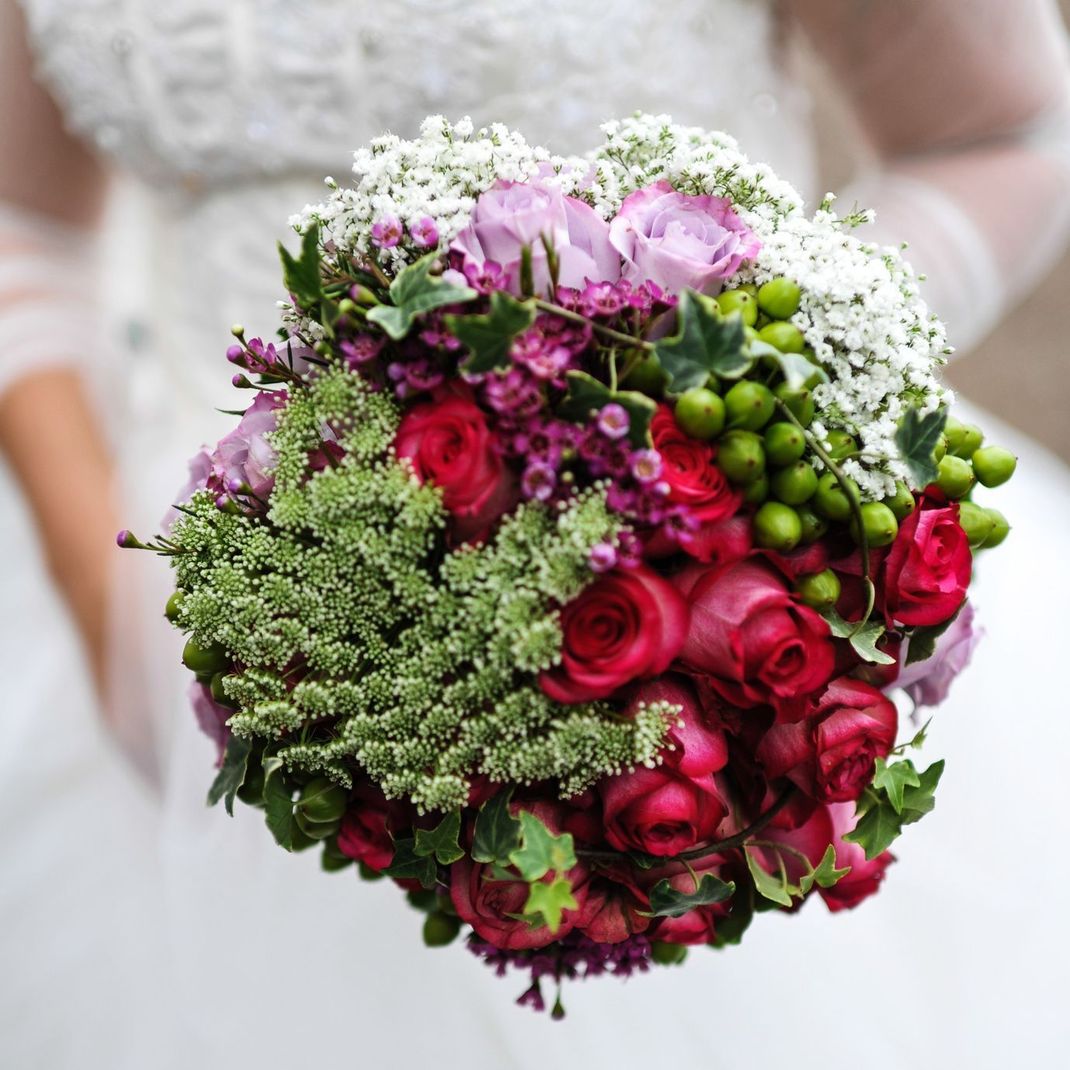 Efeu und Beeren verleihen dem Bouquet einen natürlichen Touch. Besonders im Winter bietet sich eine solche Zusammenstellung an.