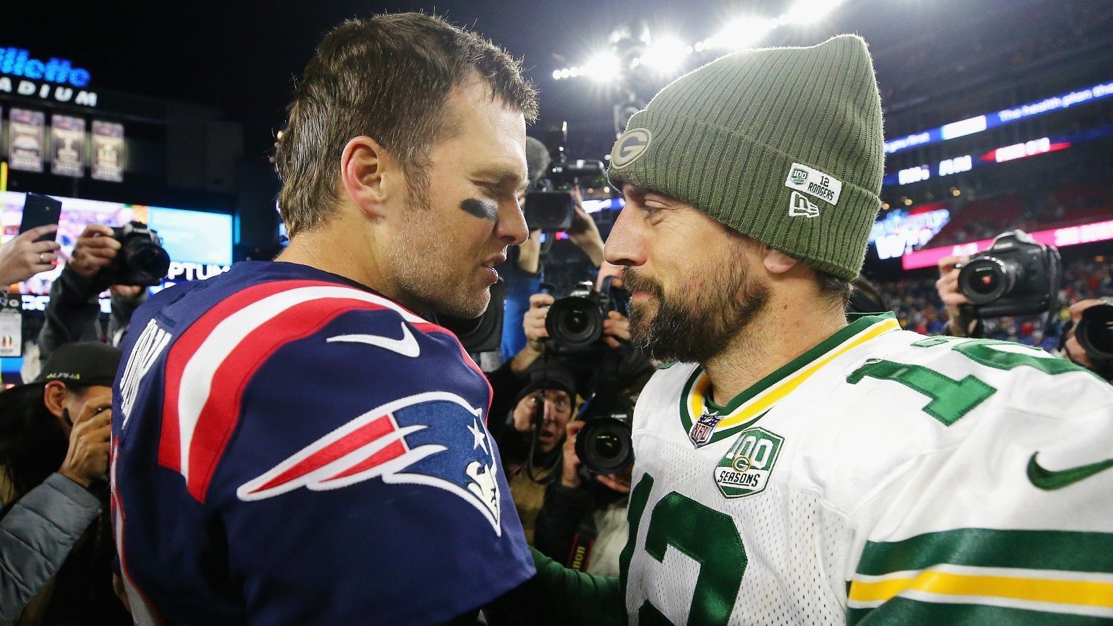 
                <strong>Bisherige Duelle</strong><br>
                Vier Mal standen sich Brady und Rodgers bislang gegenüber. In der direkten Bilanz führt der "GOAT" mit 3:1. Hier die Ergebnisse in der Übersicht:&#x2022; 30. November 2014: Packers gegen Patriots 26:21<br>&#x2022; 4. November 2018: Patriots gegen Packers 31:17<br>&#x2022; 18. Oktober 2020: Buccaneers gegen Packers 38:10<br>&#x2022; 24. Januar 2021 (NFC Championship Game): Buccaneers gegen Packers 31:26<br>Beim 35:0 der Patriots in Green Bay am 19. November 2006 kam Rodgers erst durch eine Verletzung von Brett Favre während der Partie zum Einsatz, daher wird dieses Spiel nicht in die Statistik aufgenommen.
              