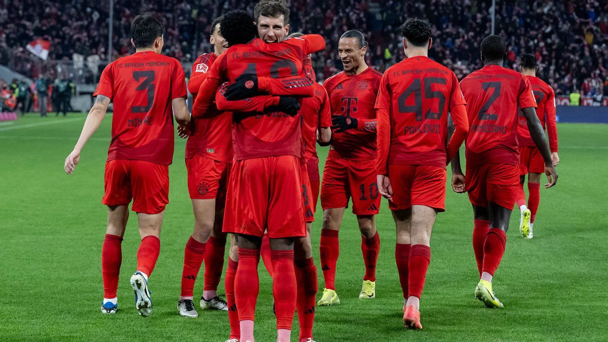 Die Muenchner - hier insbesondere Leon Goretzka (FC Bayern Muenchen, 8) - bejubeln mit Alphonso Davies (FC Bayern Muenchen, 19) dessen Tor zum 5:1 - Endstand. GER, FC Bayern Muenchen vs. RB Leipzig...