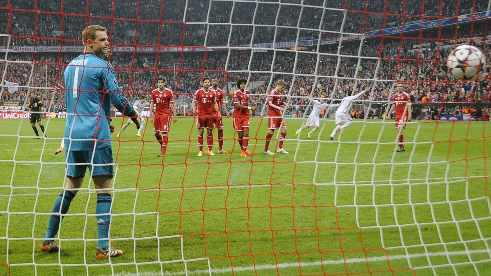 <strong>2013/2014, Halbfinale: FC Bayern München - Real Madrid 0:4 (nach 0:1)</strong><br>
                In der ersten Saison unter Pep Guardiola ging der FCB mit einer 0:1-Hypothek gegen Real Madrid ins Halbfinal-Rückspiel. Die Hoffnung auf eine Wende war aber nur von kurzer Dauer, bereits nach gut einer halben Stunde lagen die Bayern mit 0:3 zurück. Den Endstand besorgte Cristiano Ronaldo per Freistoß kurz vor Schluss. Es war Peps wohl größtes Coaching-Desaster als Bayern-Trainer, die Taktik bestimmten die Spieler, wie Lahm später verriet.