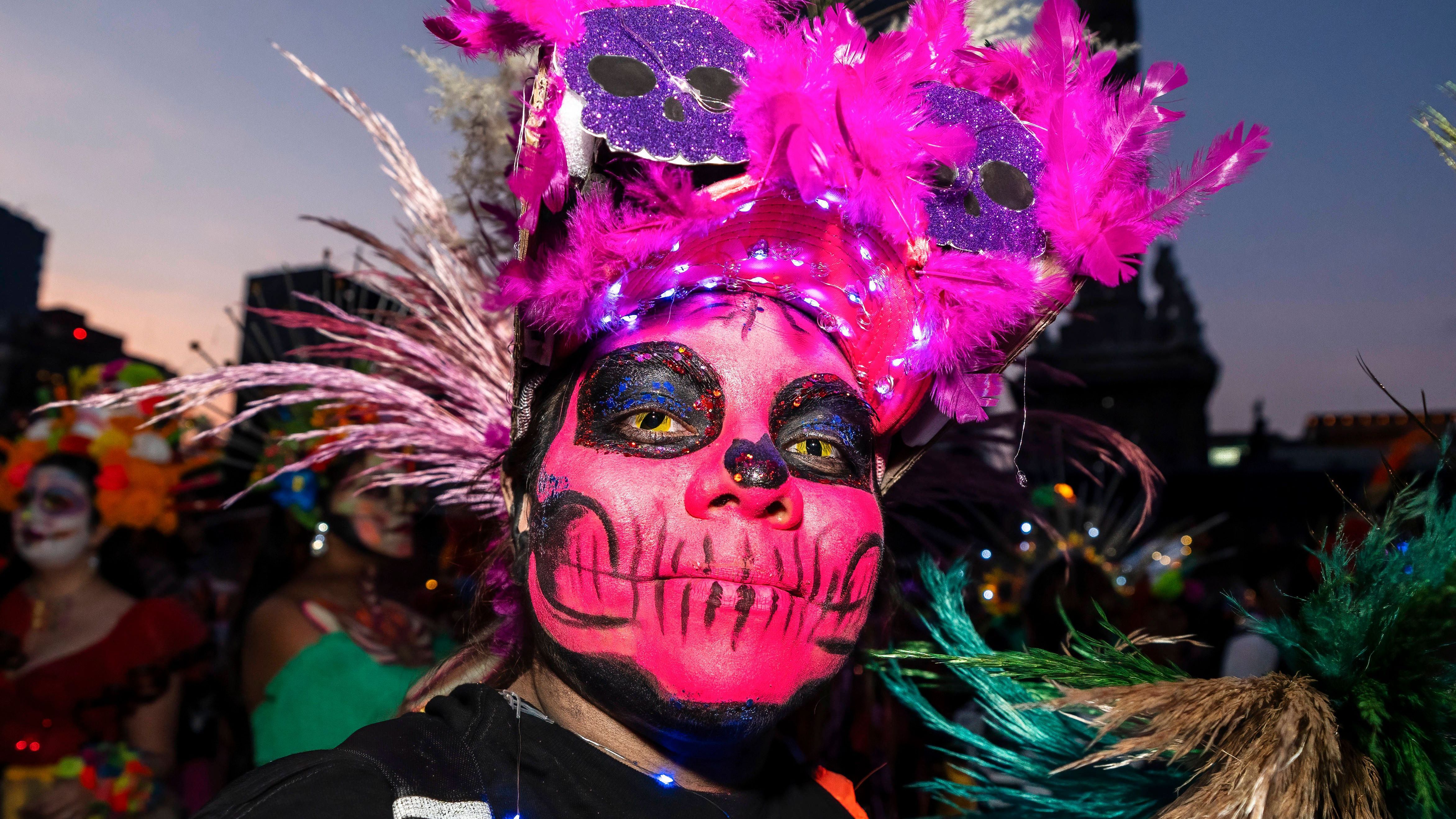 Schrille Kostüme gehören zu dem  besonderen Tag. Die Traditionen um den Dia de Muertos gehören zum Unesco-Weltkulturerbe.