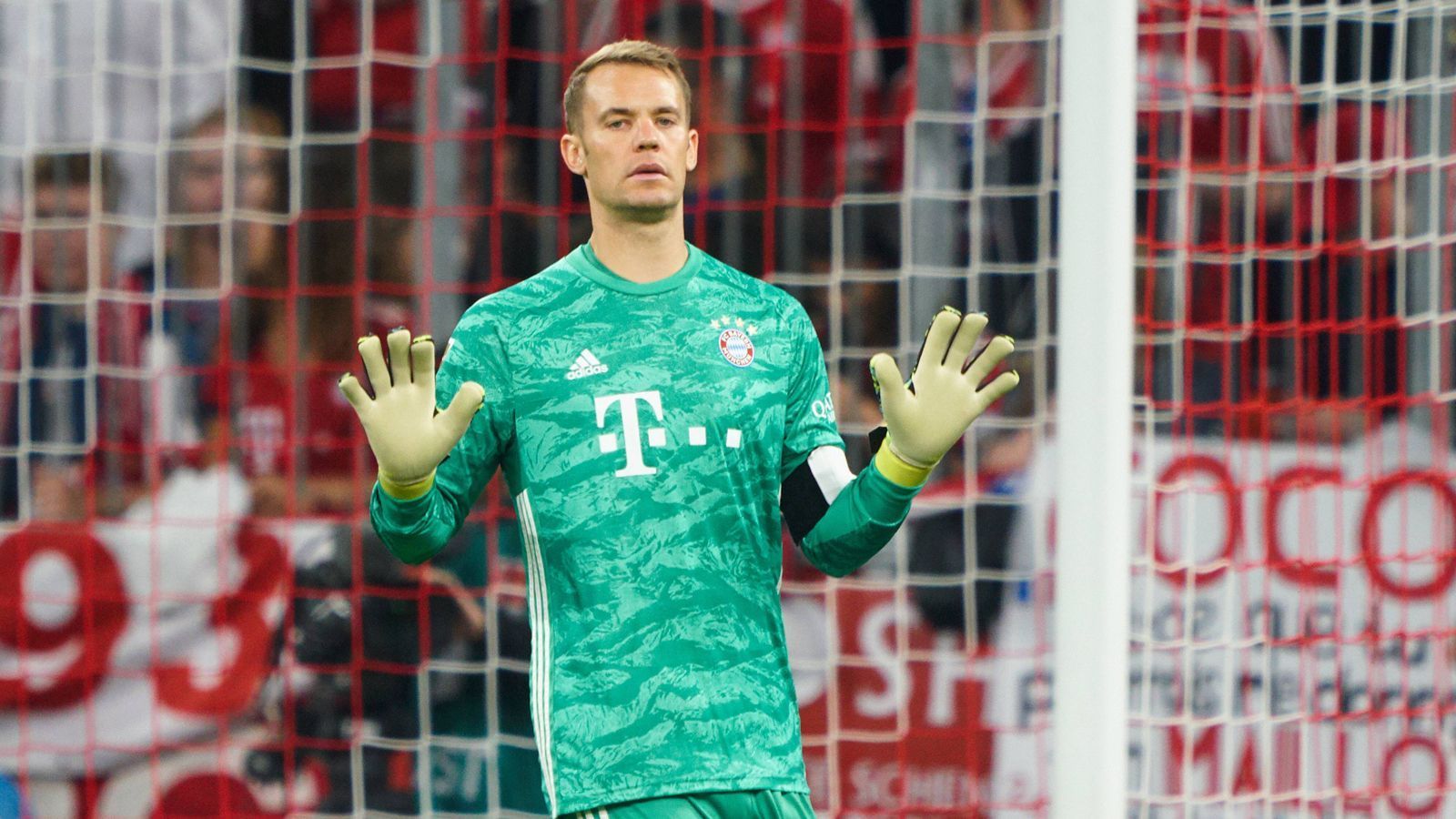 
                <strong>Tor: Alles beim Alten - und das ist gut so</strong><br>
                Die Torhüter-Position war in diesem Transferfenster die einzige, auf der die Bayern nicht aktiv wurden. Und warum sollten sie auch, haben sie mit Manuel Neuer doch nach wie vor einen der besten Keeper der Welt zwischen den Pfosten. Mit Sven Ulreich steht ein verlässlicher Backup parat, der auch schon in wichtigen Spielen seine Klasse unter Beweis stellen konnte. Dahinter warten mit Christian Früchtl (19) und Ron-Thorben Hoffmann (20) zwei vielversprechende Nachwuchstorhüter auf ihre Chance. Zwar halten sie Gerüchte um einen Wechsel von Schalke-Torwart Alexander Nübel zum Rekordmeister, wirklichen Bedarf haben die Münchner aber eigentlich nicht.
              