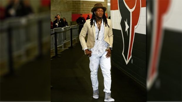 
                <strong>DeAndre Hopkins (Houston Texans)</strong><br>
                DeAndre Hopkins (Houston Texans). Der Wide Receiver der Texans hält sich selbst wohl für einen ziemlichen Mode-Guru, sonst hätte er dieses Foto nicht als eigenes Instagram-Profilbild gewählt. Die Kombination von weiß und beige ist zwar etwas gewöhnungsbedürftig, sieht aber extrem lässig aus.
              