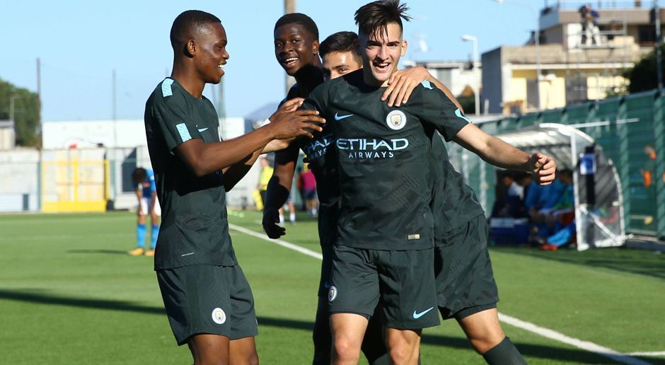 
                <strong>Manchester City</strong><br>
                Liverpools Gegner im Viertelfinale heißt Manchester City. Der Nachwuchs des Premier-League-Tabellenführers setzte sich im Achtelfinale nach Elfmeterschießen gegen Inter Mailand durch. Die spielerisch besten Jungs der "Citizens" sind wohl Benjamin Garre (im Bild, vorne rechts) und Rabbi Matondo. Die beiden pfeilschnellen Außenbahnspieler waren bisher an sechs Toren beteiligt. 
              