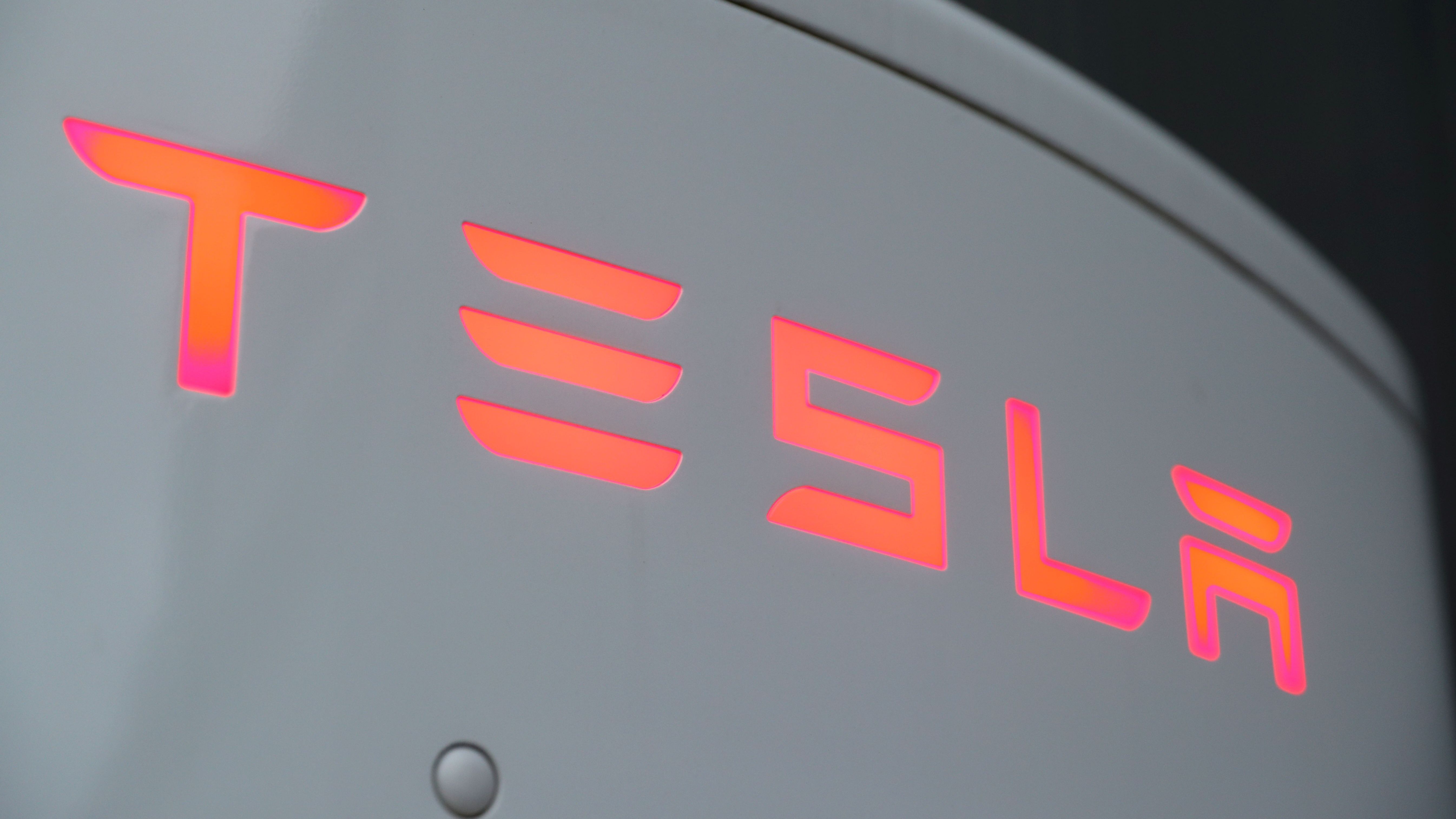 Tesla ist als Autohersteller, der neben Elektroautos auch Batteriespeicher und Photovoltaikanlagen herstellt, bekannt. Die amerikanische Autofirma landet mit 1,04 Billionen US-Dollar auf Platz sechs der wertvollsten Unternehmen.