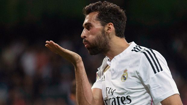 
                <strong>Alvaro Arbeloa (Real Madrid)</strong><br>
                Rechter Verteidiger - Alvaro Arbeloa (Real Madrid): Das Eigengewächs der Madrilenen schaffte zur Zeit der "Galaktischen" nie den Durchbruch bei Real. Über die Umwege Deportivo La Coruna und Liverpool kehrte der Rechtsverteidiger 2009 als gestandener Profi zurück nach Madrid und spielt bis heute dort. Kurios: Sein designierter Nachfolger konnte sich auch erst im zweiten Versuch durchsetzen. Daniel Carvajal musste erst in Leverkusen seine Tauglichkeit für höhere Aufgaben unter Beweis stellen, ehe Real Madrid die Rückkaufoption zog.
              