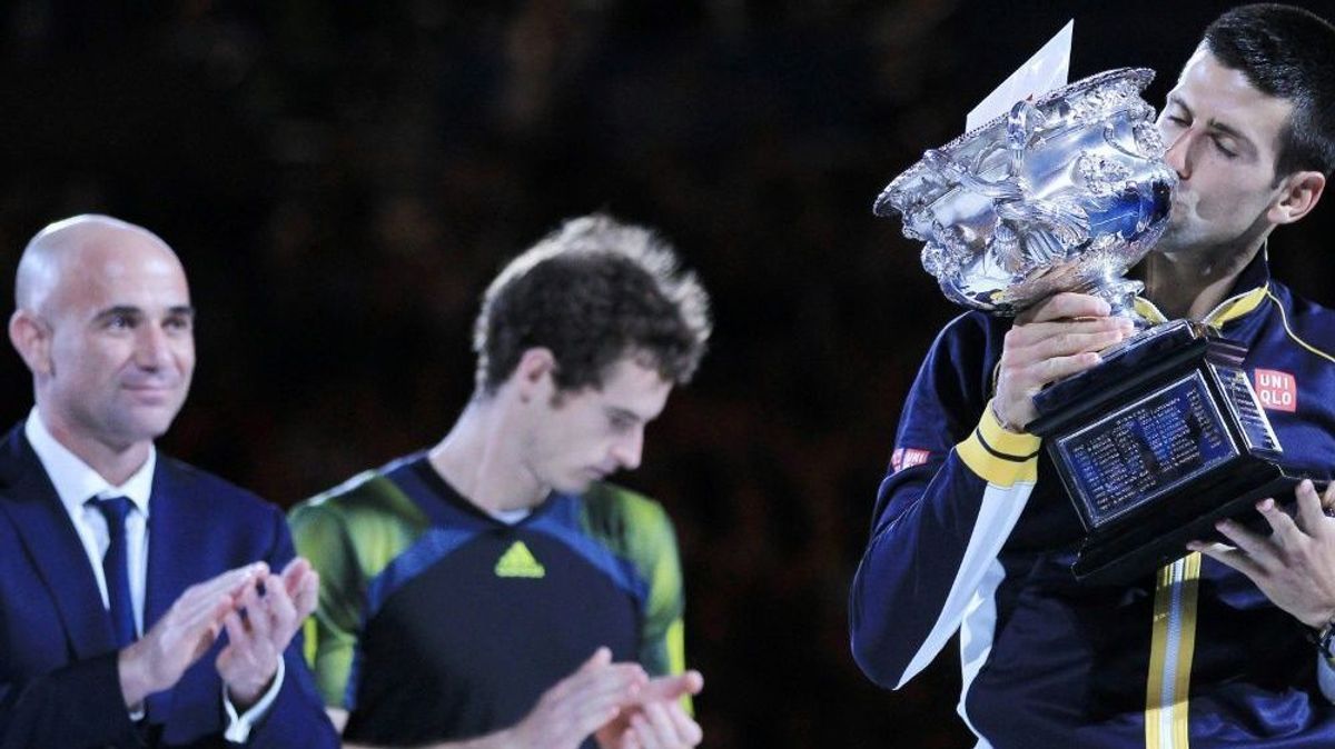 Andre Agassi (l.) trainiert künftig Novak Djokovic (r.)